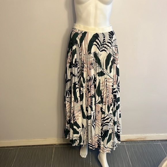 Womens size medium maxi pleated skirt - Picture 3 of 11